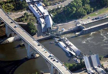 image portends the collapse section of the I-35W bridge