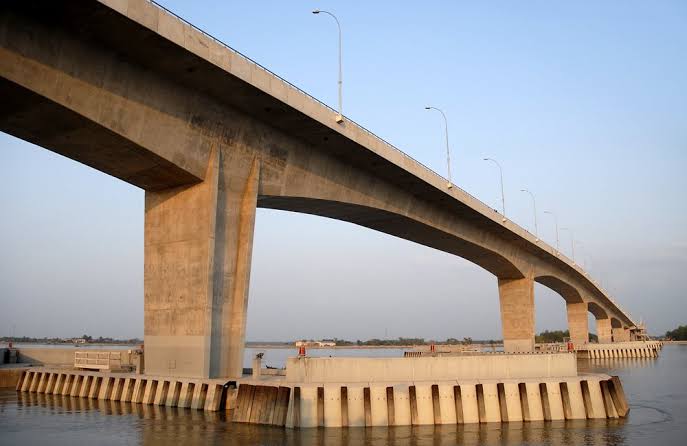 shows a typical box girder bridge built by balanced cantilever construction