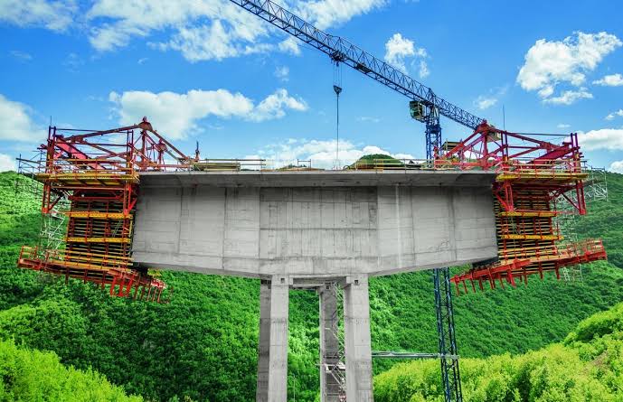 shows a balanced cantilever pair for a concrete bridge