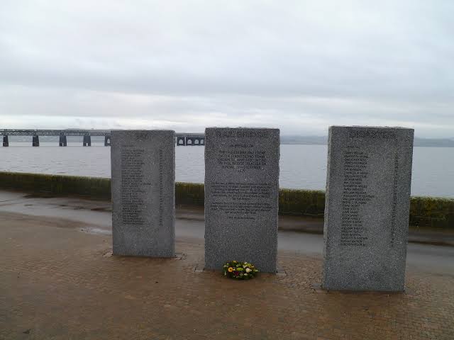 shows the memorial of the Tay Bridge failure