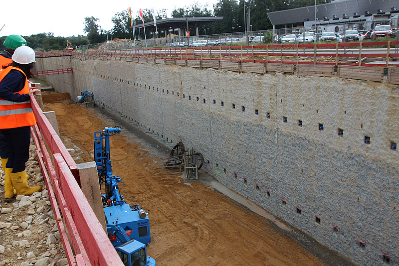 diagram showing embedded diaphragm retaining wall 